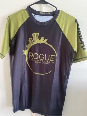 Rogue Short Sleeve Rash Guard in Black and Olive